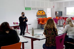 groupe de personnes en atelier d'animation de réunion