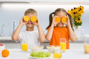 deux enfants prenant leur petit déjeuner