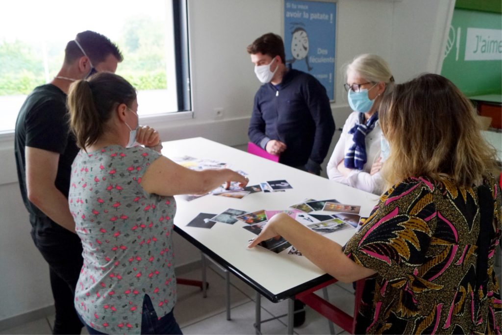 groupe de personnes en atelier de communication managériale