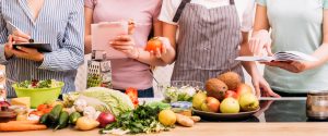 quatre femmes qui confectionnent des menus équilibrés