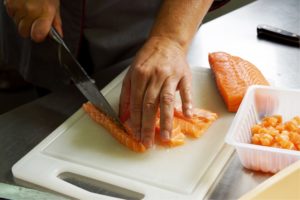 coupe et cuisson de poisson