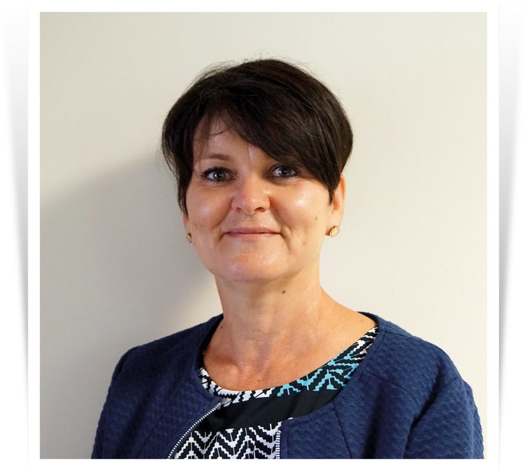 Portrait femme brune souriante, assistante commerciale du Savoir Partagé.