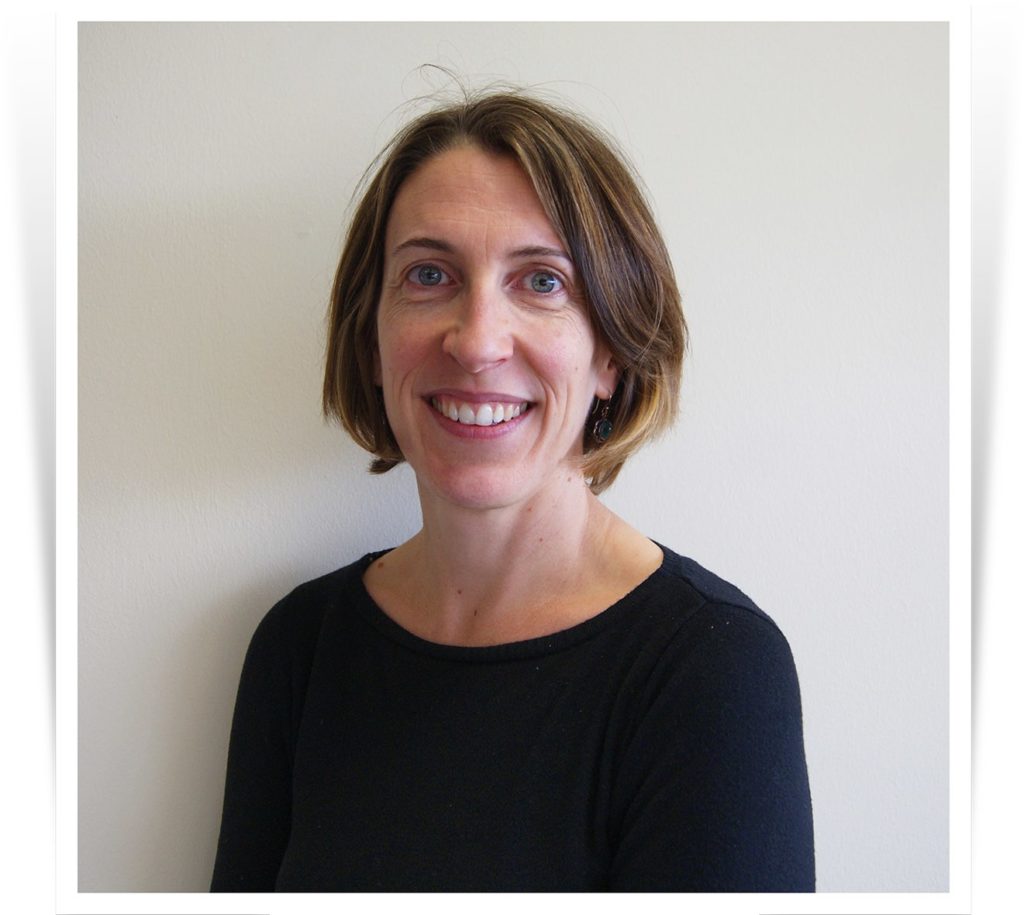 Portrait femme souriante, responsable sécurité alimentaire.