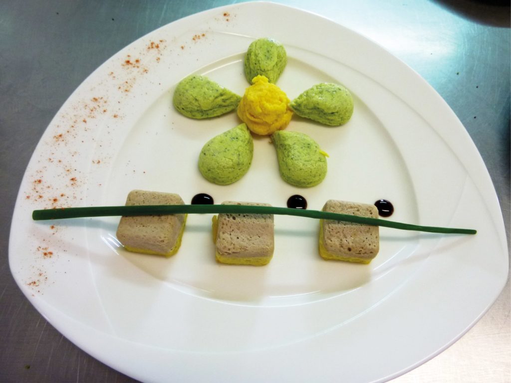 assiette de bouchées savoureuses