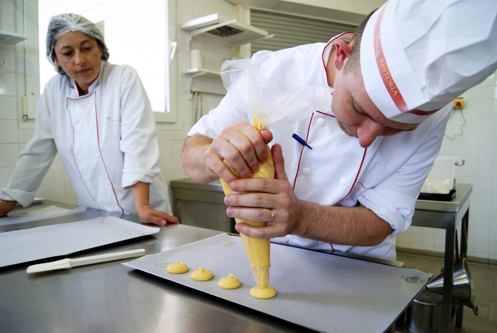 pâtissier confectionnant des pâtisseries en grand volume