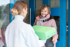 Employée de portage à domicile en restauration collective