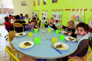 enfants à table à la cantine