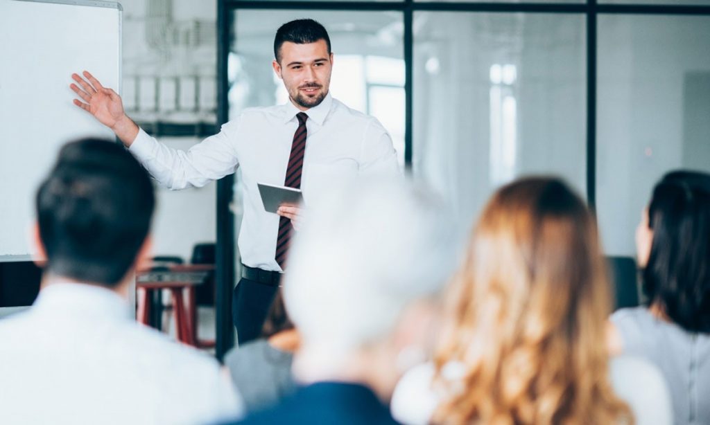 homme en présentation pour réunion professionnelle