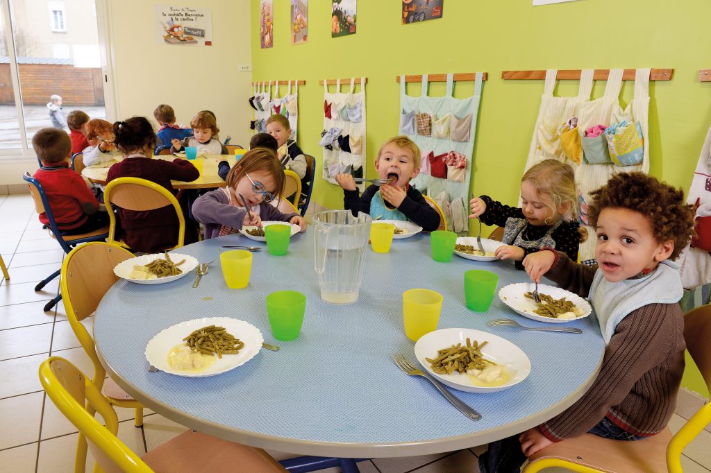 Enfants à la pause déjeuner à l'école